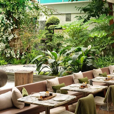 Sanderson London-3